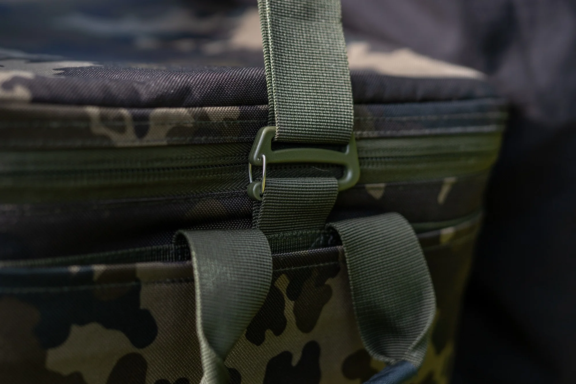 Korda Compac Dark Kamo Cool Bag Medium - Image 4